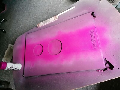 Then I painted the middle part pink. After the tape was removed I noticed the paint came off in one spot. Well, that's how it goes if you don't do it right. I can just cover this with a sticker. For now I just added a matte clearcoat.