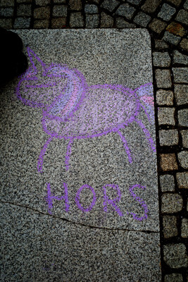 HORS!