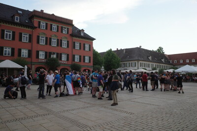 The pub is always so full that most people are in front of it. One reason why this is good is that one can join the crowd but drink/eat brought stuff. It's still good business for the pub.