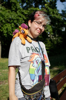 One of my favourite outfits that weekend. Casual, Dash shirt, small scoot plush, proper hair, friendly wearer.