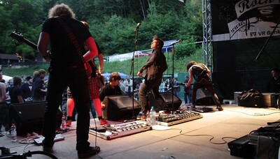 Rock die Burg 2010-IMG_5176.JPG (image/jpeg, 176883 B)